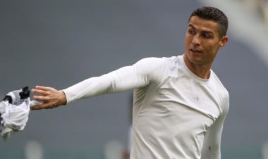 Cristiano furieux, jette son maillot en direction d'un ramasseur de balle