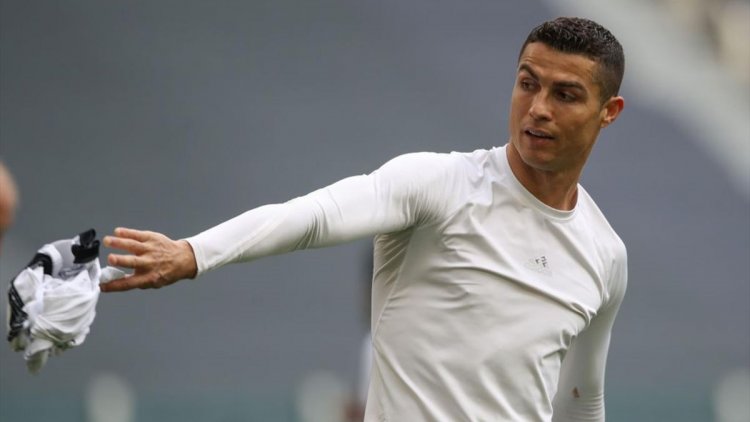 Cristiano furieux, jette son maillot en direction d'un ramasseur de balle