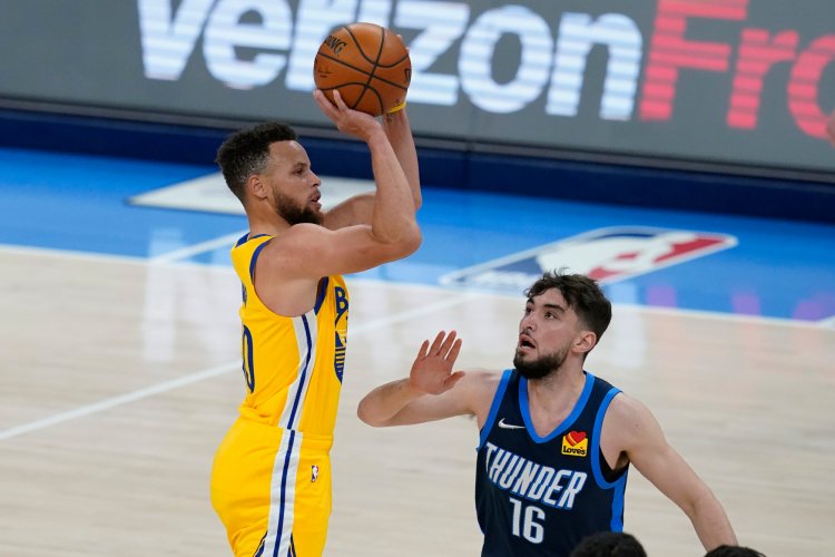 Steph Curry en feu, lâche un sublime tir à 3 points