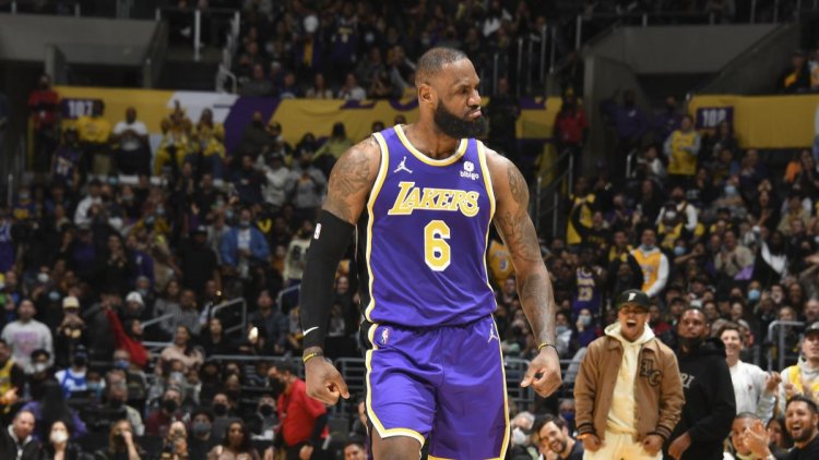 NBA : Héroïque, LeBron James porte les Lakers vers la victoire